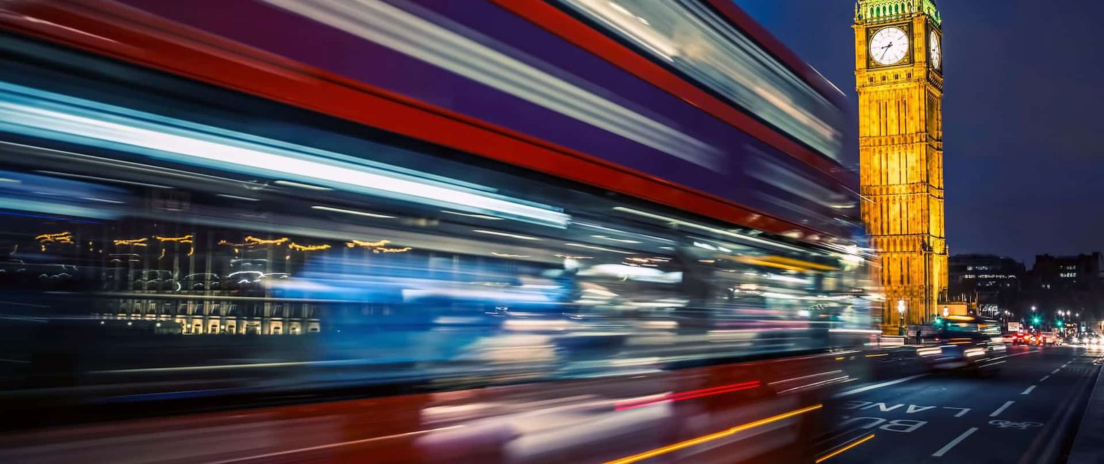 bus-on-the-westminster-bridge-in-london-uk-Europe-travel-itinerary