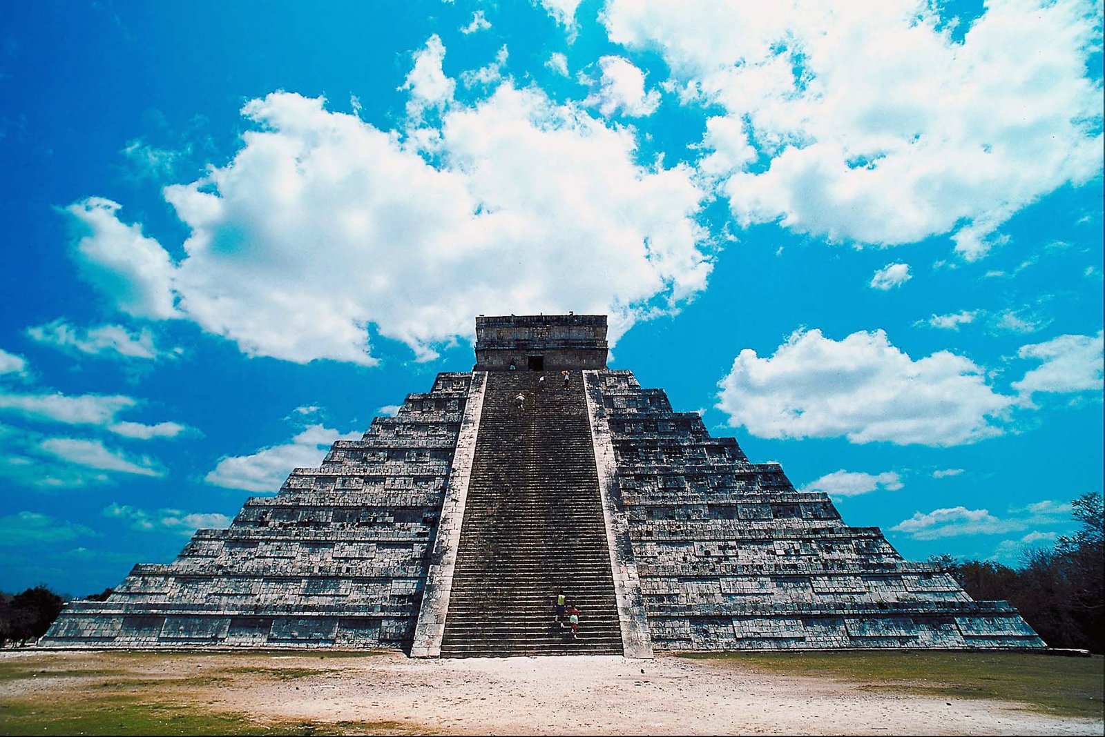 Pyramid_of_Kukulkan_at_Chichen_Itza-North_America_travel_guide