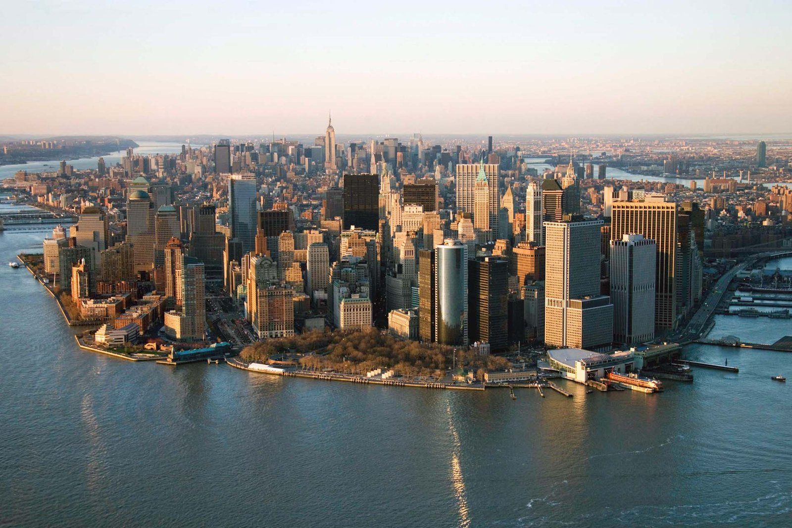 New_York_City_skyline_with_Empire_State_Building-Top_tourist_spot_in_North_America