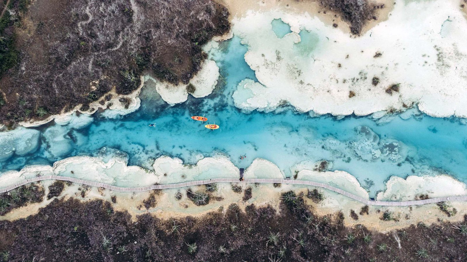 Tulum_Ruins_overlooking_the_Caribbean_Sea-Historical_site_in_North_America