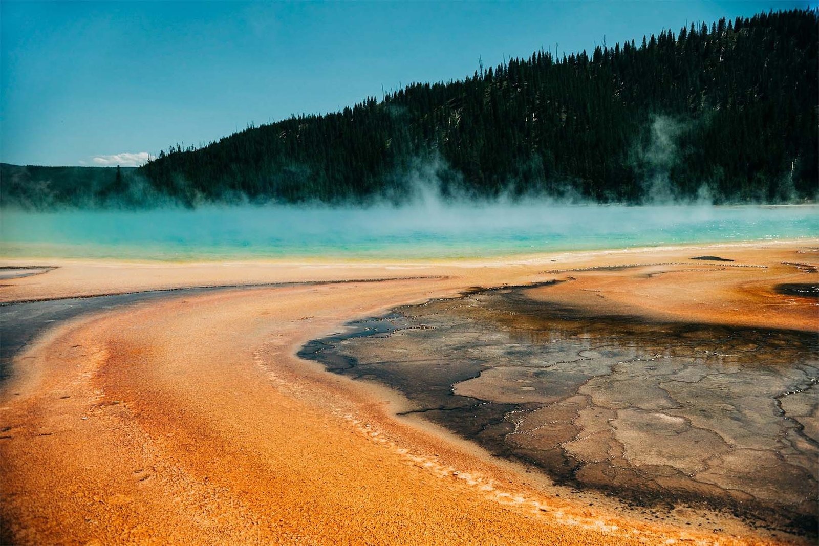 Old_Faithful_geyser_erupting_at_Yellowstone_National_Park-Natural_wonder_in_North_America